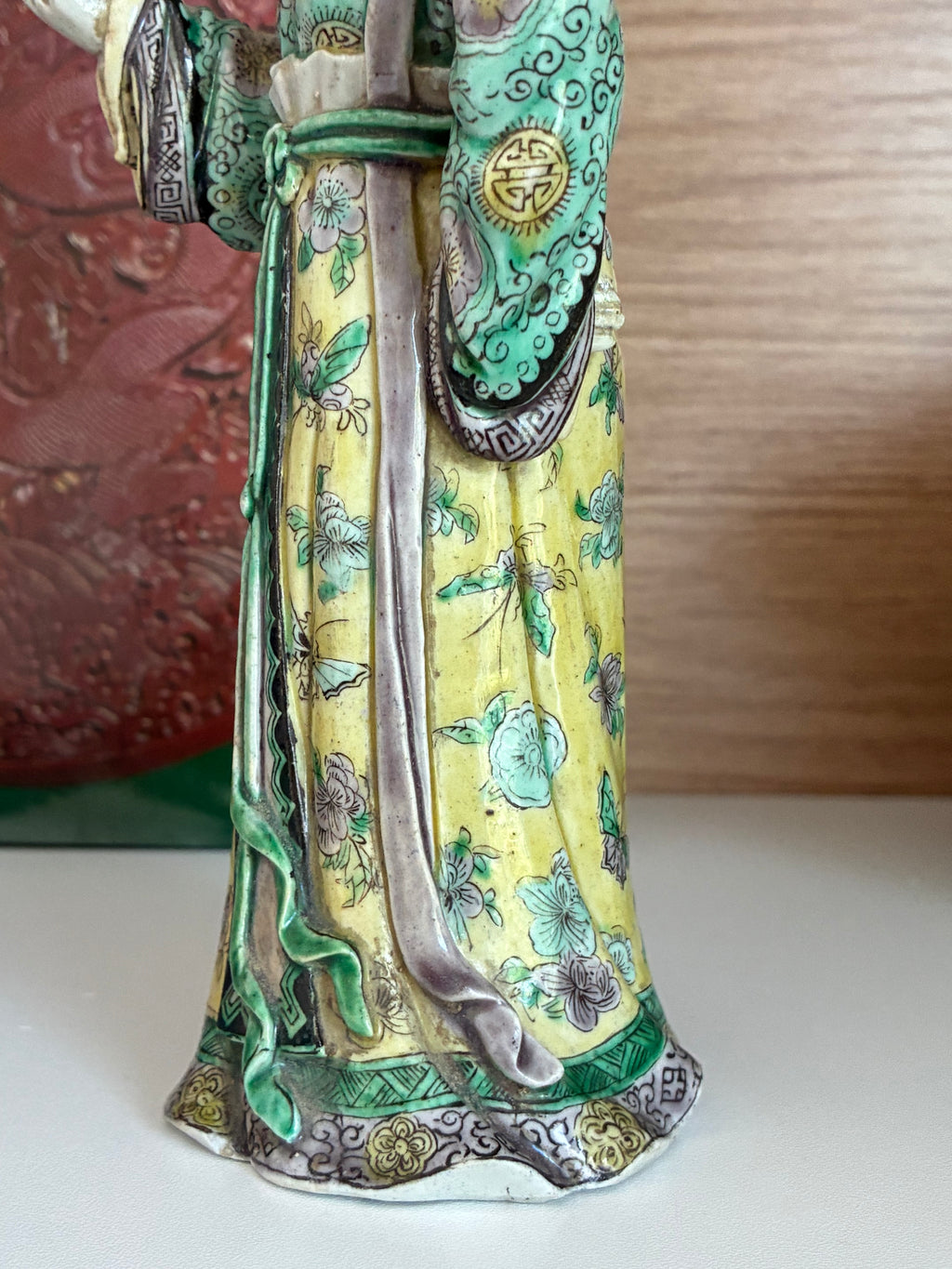 Figure de courtisane en biscuit famille verte — époque Kangxi (1662-1722)