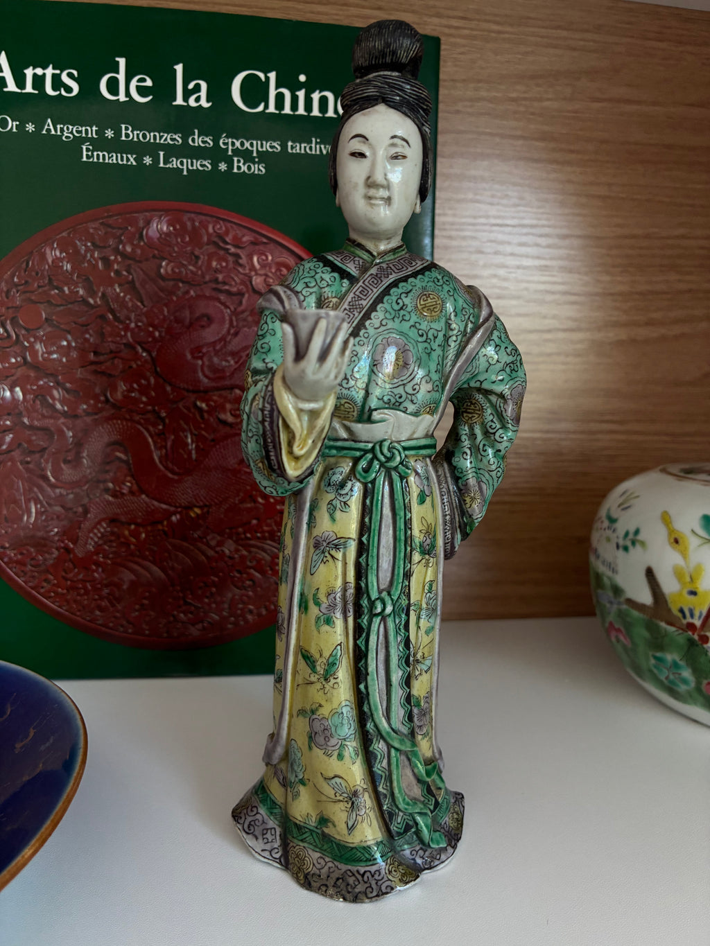 Figure de courtisane en biscuit famille verte — époque Kangxi (1662-1722)