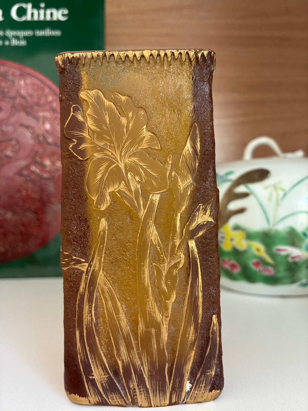 Vase aux iris en verre granité doré, signature Daum Nancy — Art nouveau, vers 1900
