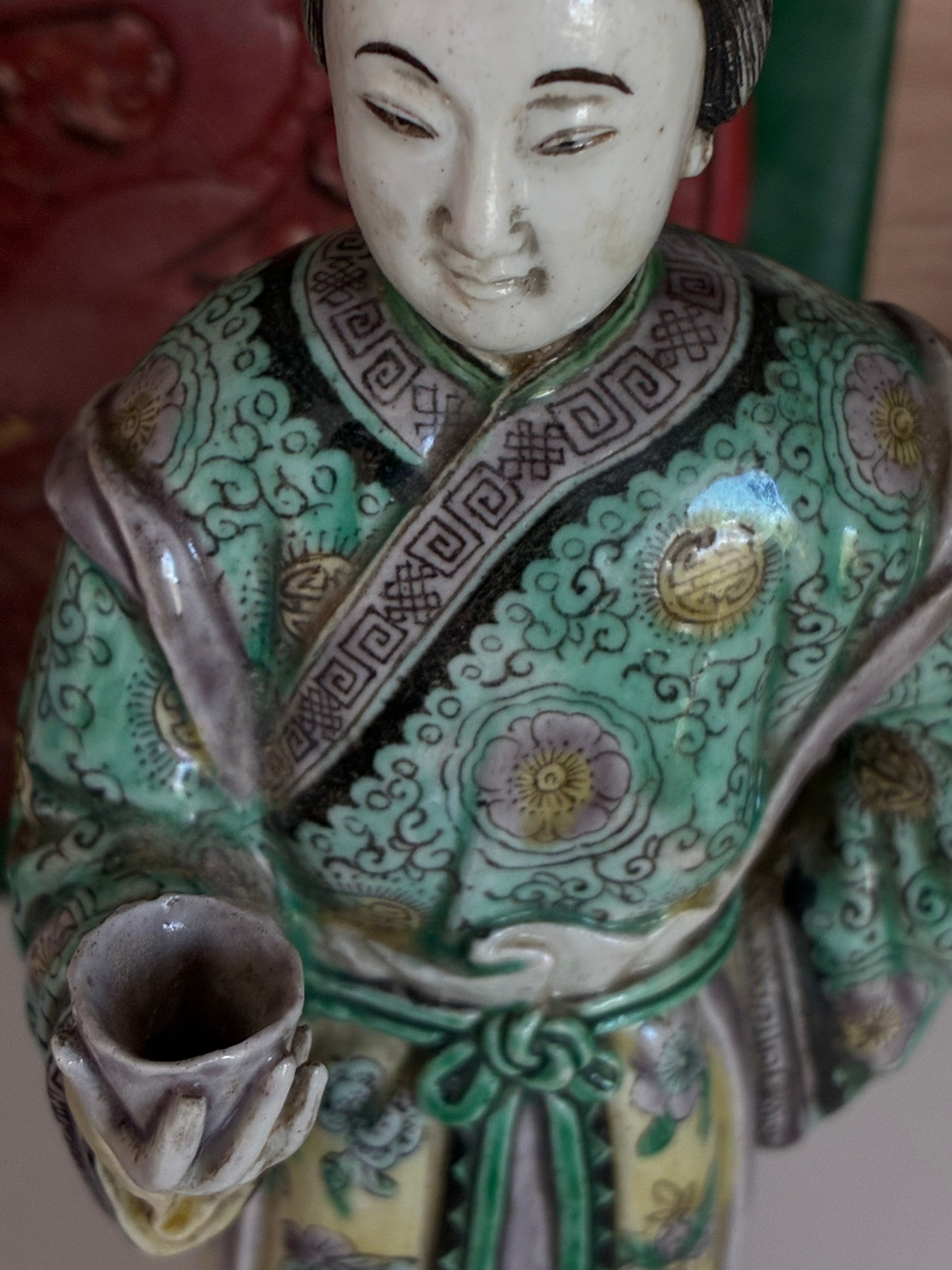 Figure de courtisane en biscuit famille verte — époque Kangxi (1662-1722)