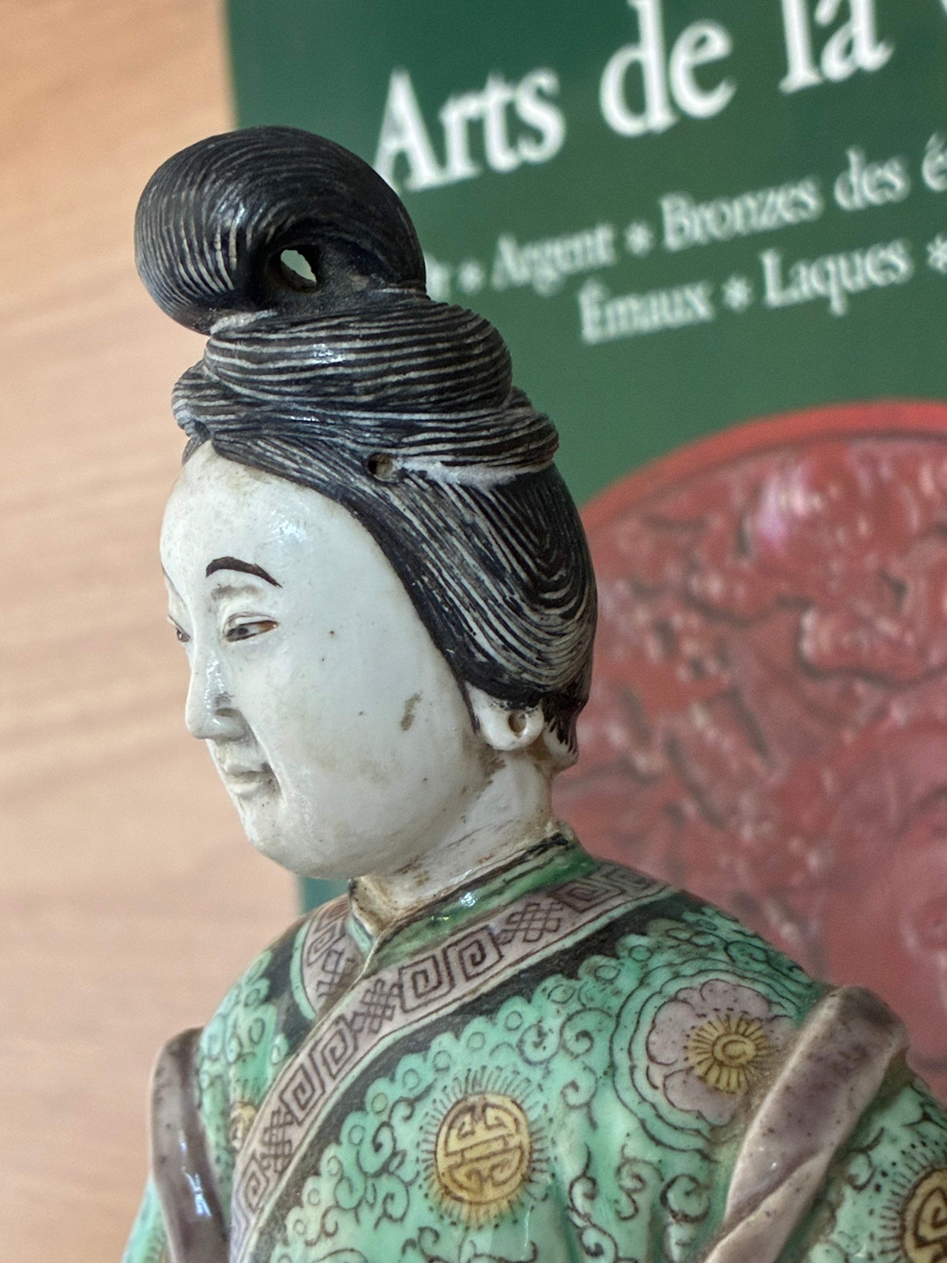 Figure de courtisane en biscuit famille verte — époque Kangxi (1662-1722)