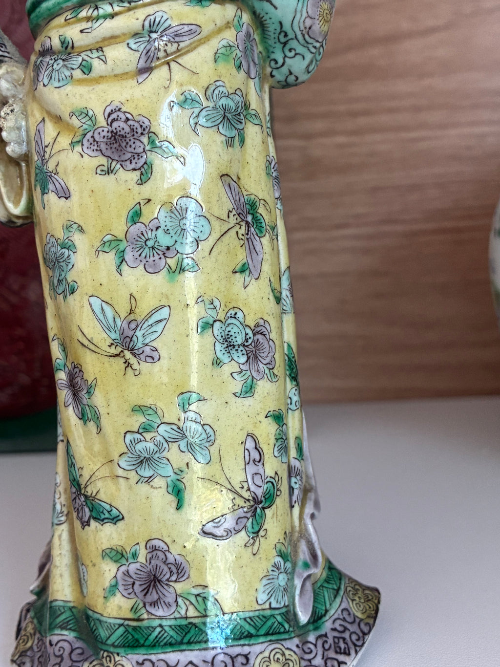 Figure de courtisane en biscuit famille verte — époque Kangxi (1662-1722)