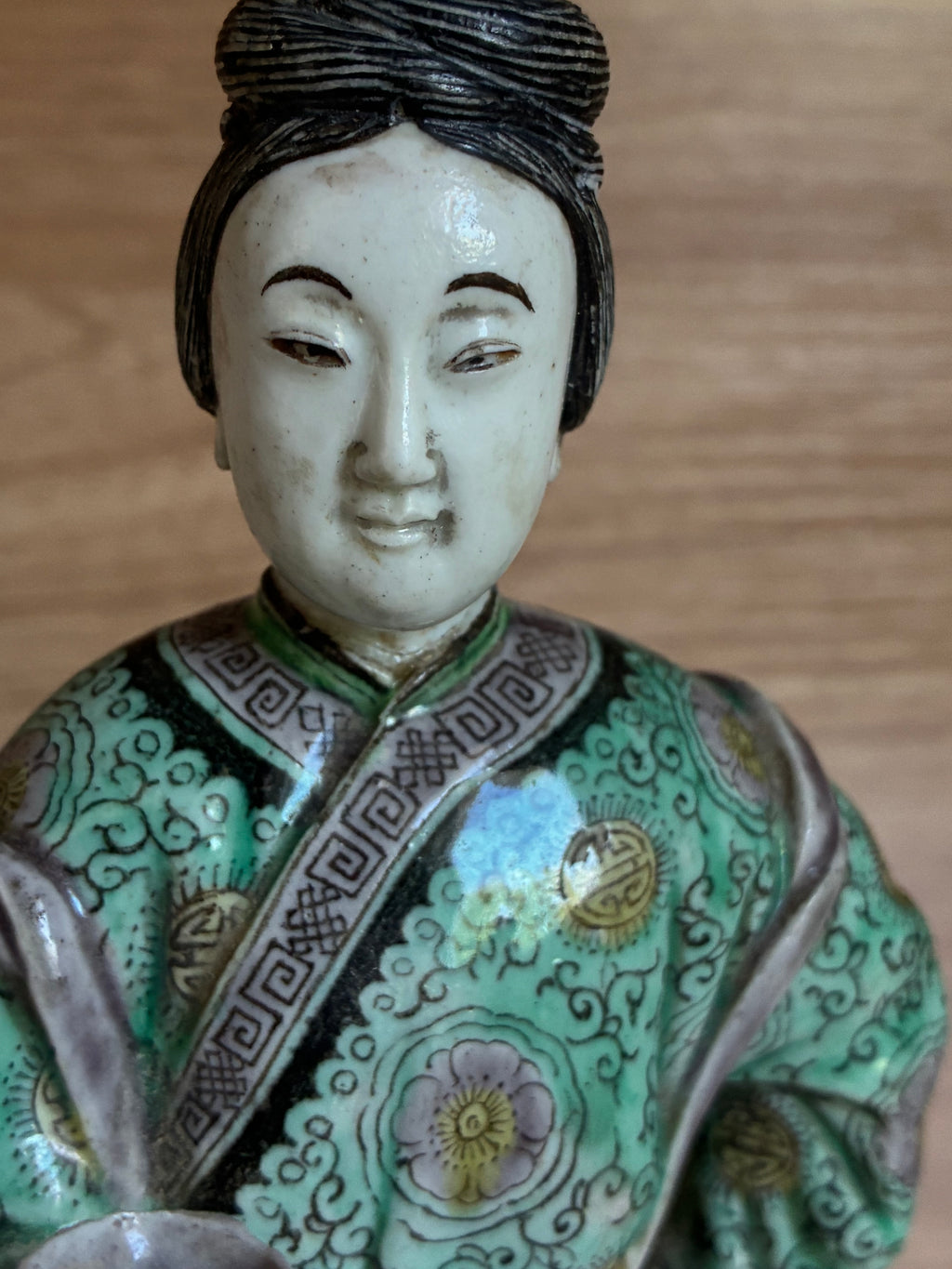 Figure de courtisane en biscuit famille verte — époque Kangxi (1662-1722)