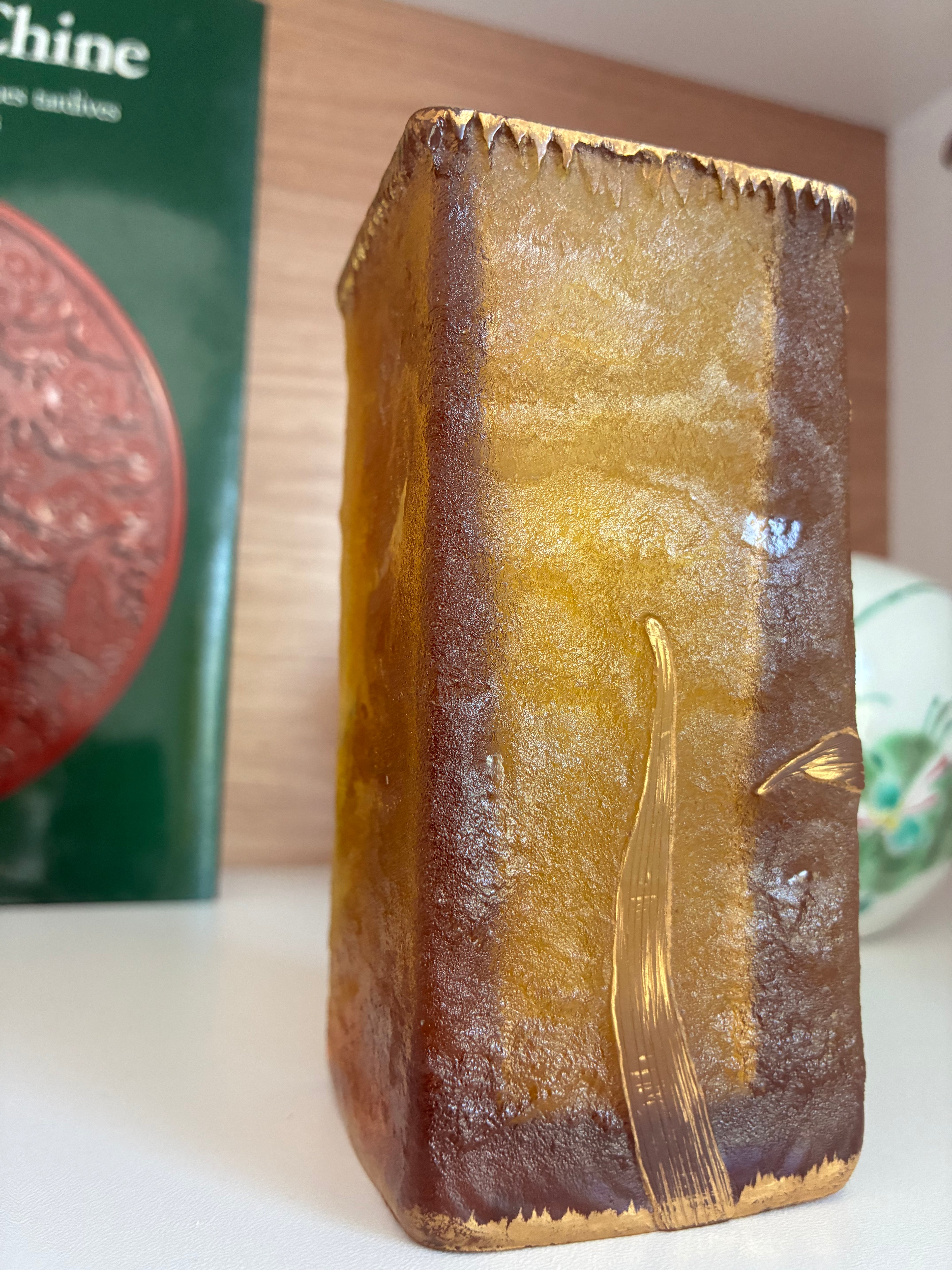 Vase aux iris en verre granité doré, signature Daum Nancy — Art nouveau, vers 1900