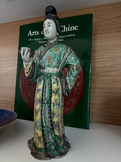 Figure de courtisane en biscuit famille verte — époque Kangxi (1662-1722)