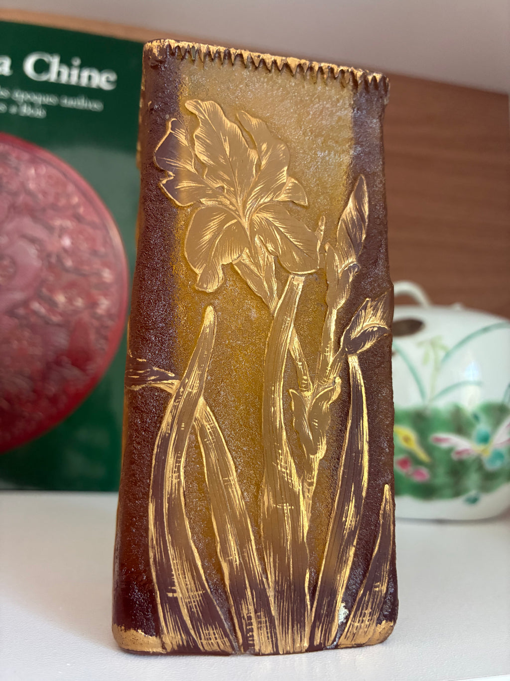 Vase aux iris en verre granité doré, signature Daum Nancy — Art nouveau, vers 1900