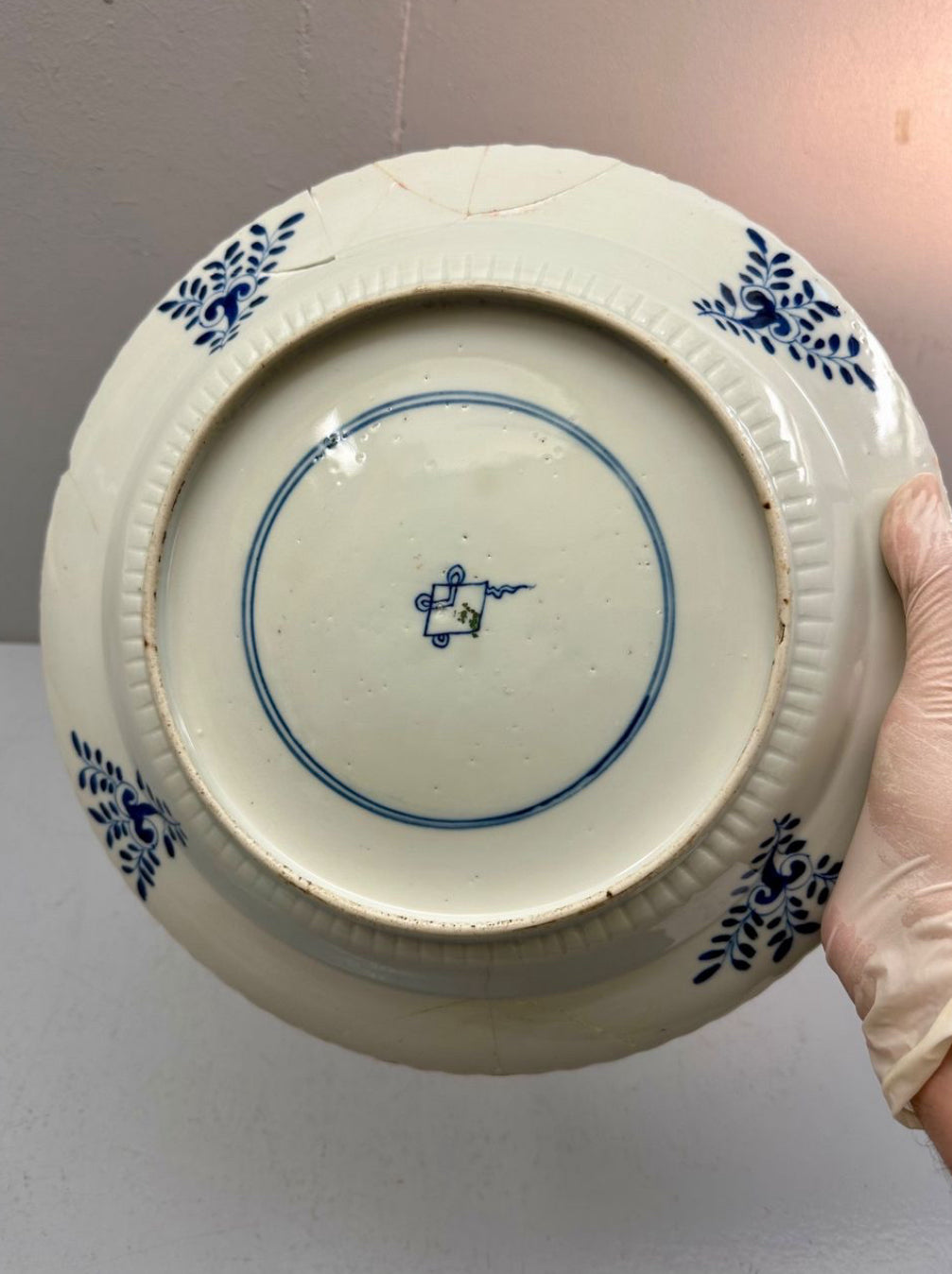 Assiette en porcelaine de Chine — atelier de lettré, XVIIIᵉ siècle