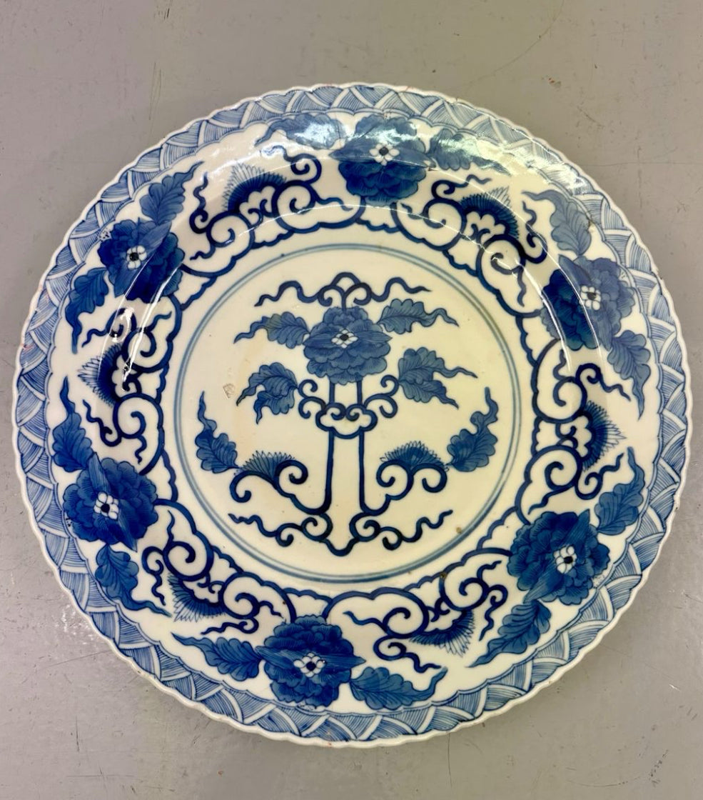 Assiette en porcelaine de Chine — atelier de lettré, XVIIIᵉ siècle