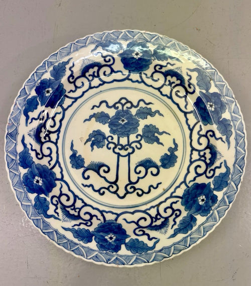 Assiette en porcelaine de Chine — atelier de lettré, XVIIIᵉ siècle
