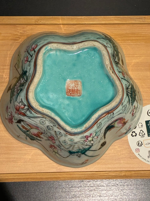 Bol polylobé en porcelaine polychrome — marque et époque Tongzhi (1862-1874)