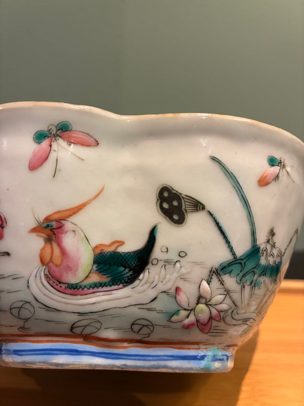 Bol polylobé en porcelaine polychrome — marque et époque Tongzhi (1862-1874)